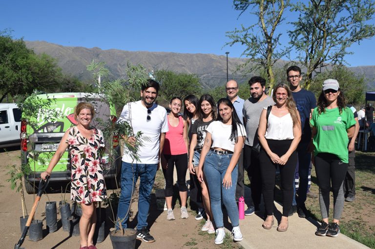 La Decana de la FTU participó de la Jornada de Forestación